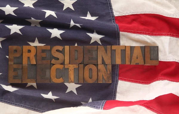 As palavras eleição presidencial em uma bandeira dos EUA — Fotografia de Stock