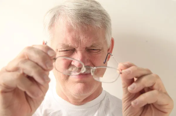 Homem sênior com óculos sujos — Fotografia de Stock