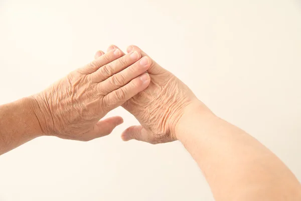 Руки 70-летнего мужчины — стоковое фото