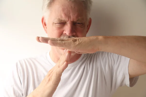 Mann nutzt Auszeit-Handzeichen — Stockfoto