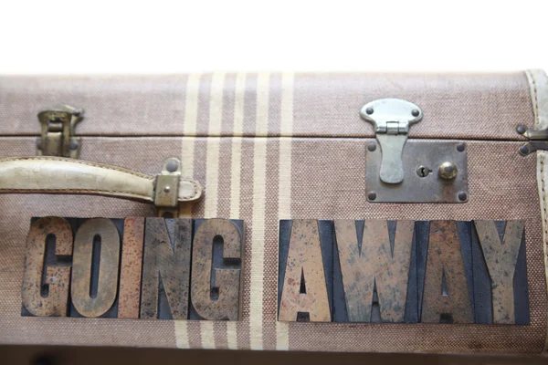 Vintage αποσκευών με λέξεις που πηγαίνει μακριά — Φωτογραφία Αρχείου