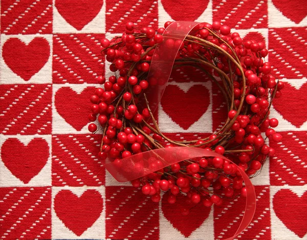 Věnec s červenými plody a srdce — Stock fotografie