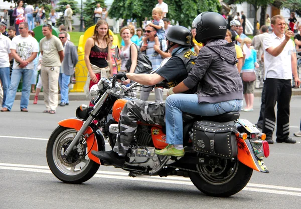 Cyklister möte och Visa kiev city dag — Stockfoto