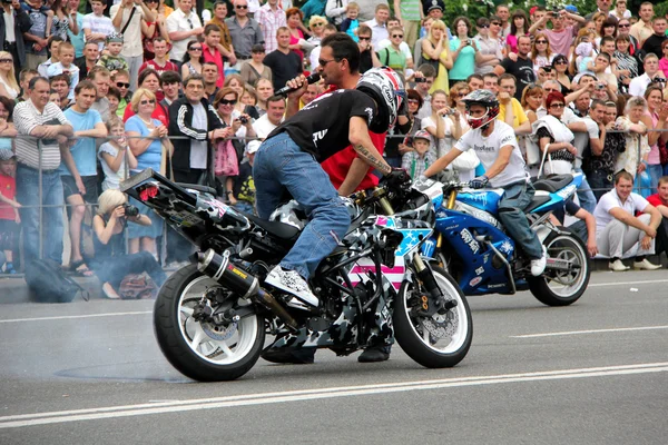 Pembalap motor bertemu dan menunjukkan pada Hari Kota Kiev — Stok Foto