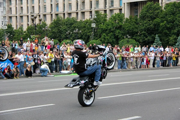 Cyklister möte och Visa kiev city dag — Stockfoto