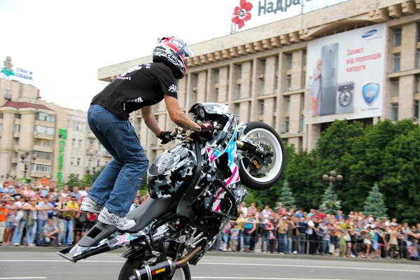 Reunión de ciclistas y espectáculo en el Día de la Ciudad de Kiev —  Fotos de Stock