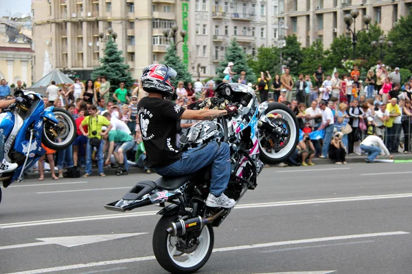 Raduno e spettacolo dei motociclisti nel giorno della città di Kiev — Foto Stock