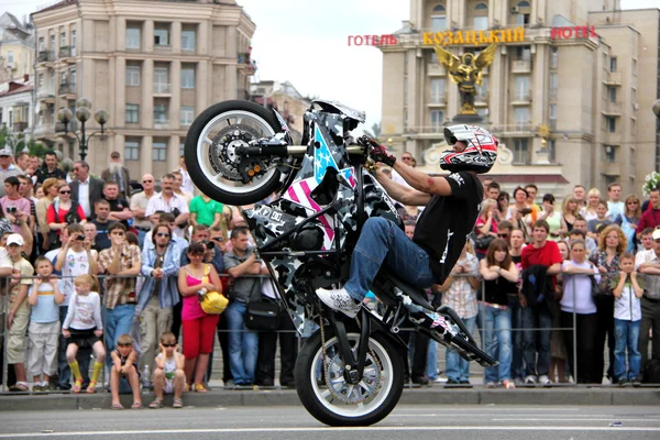 Reunión de ciclistas y espectáculo en el Día de la Ciudad de Kiev —  Fotos de Stock