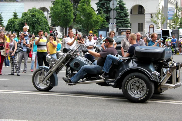 Встреча байкеров и шоу в День города Киева — стоковое фото
