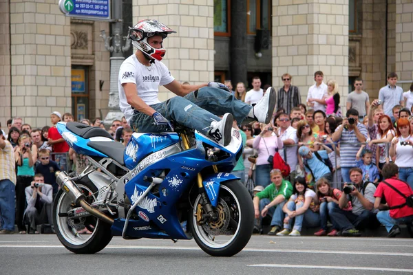 Radfahrertreffen und Show am Kiewer Stadttag — Stockfoto