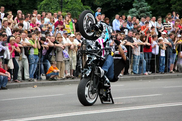 Raduno e spettacolo dei motociclisti nel giorno della città di Kiev — Foto Stock