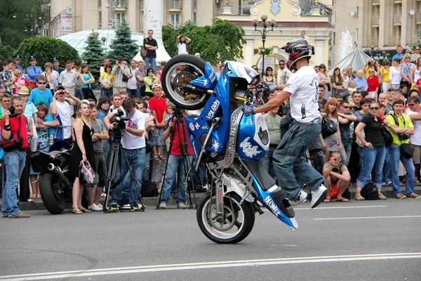 Reunión de ciclistas y espectáculo en el Día de la Ciudad de Kiev — Foto de Stock