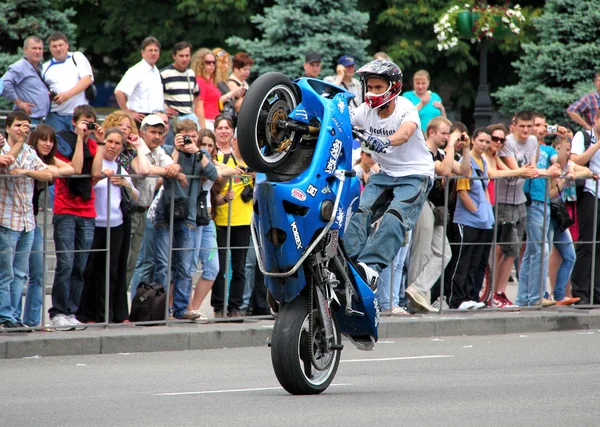 Cyklister möte och Visa kiev city dag — Stockfoto