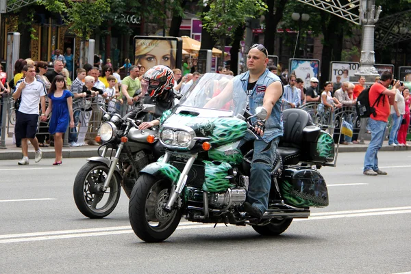 Cyklister möte och Visa kiev city dag — Stockfoto