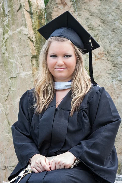 Retrato de graduada universitaria en gorra y vestido — Foto de Stock