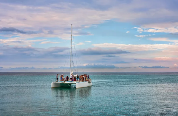 Segelboot-Party auf dem Ozean — Stockfoto