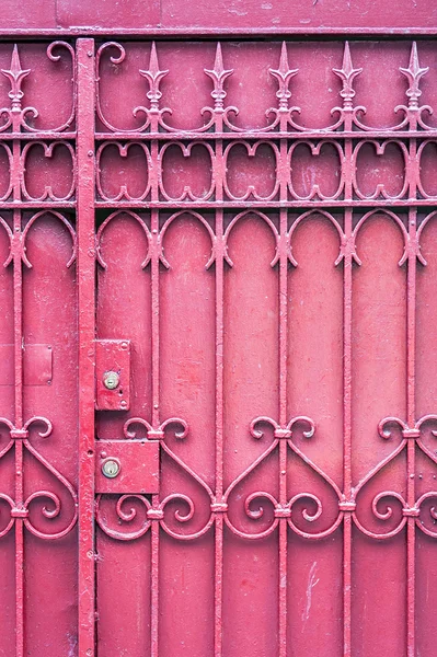 Kırmızı kapı kilidi ile — Stok fotoğraf