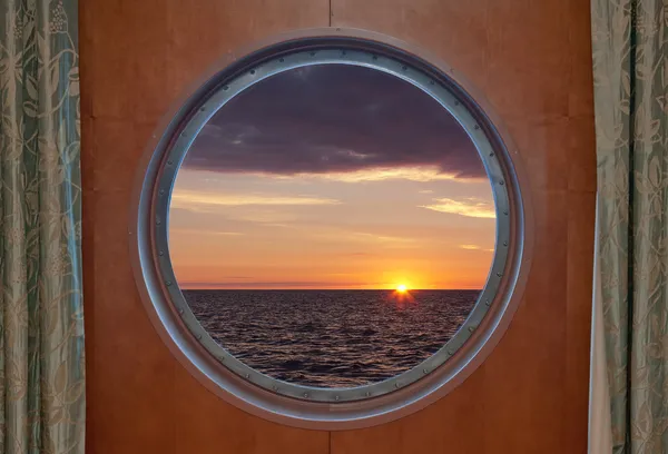 Схід сонця через ілюмінатора — стокове фото