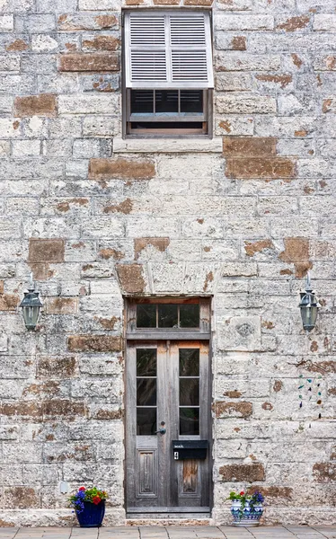 Μπροστινή είσοδό του τούβλα κτιρίου — Φωτογραφία Αρχείου