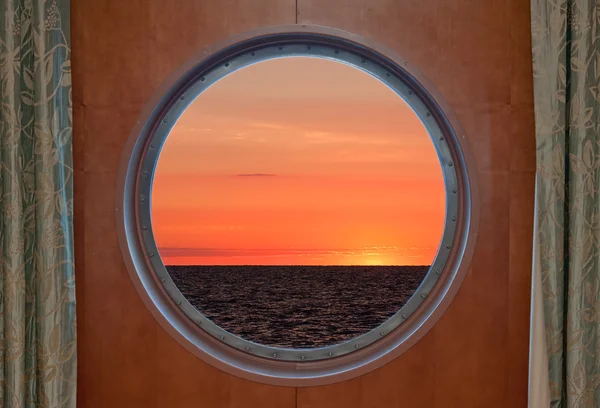 Východ slunce skrze okénko — Stock fotografie