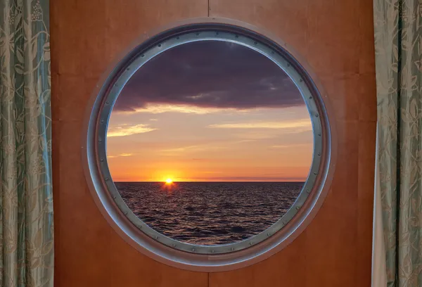 Восход солнца через иллюминатор — стоковое фото