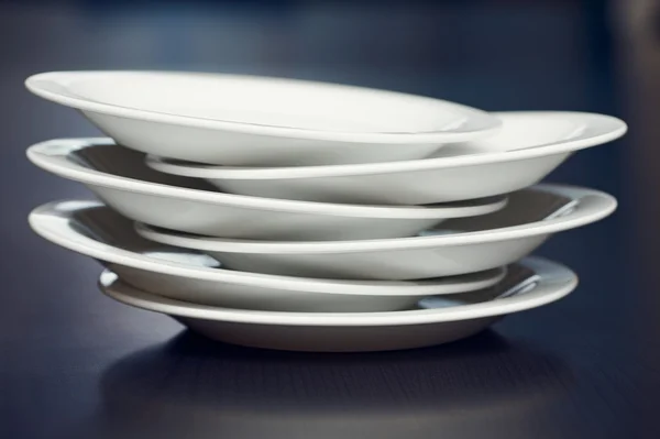 Una pila de platos blancos en una mesa —  Fotos de Stock