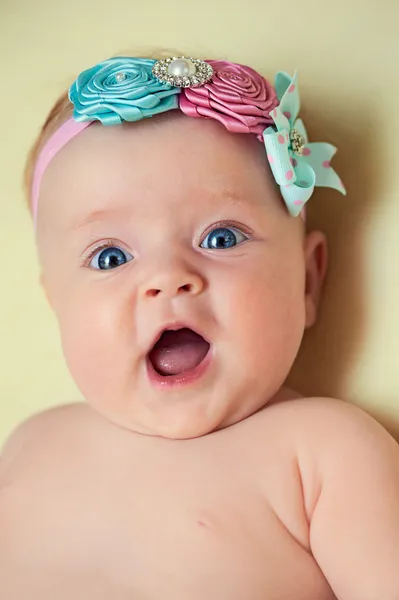 Bedårande liten flicka med stora grå ögon — Stockfoto