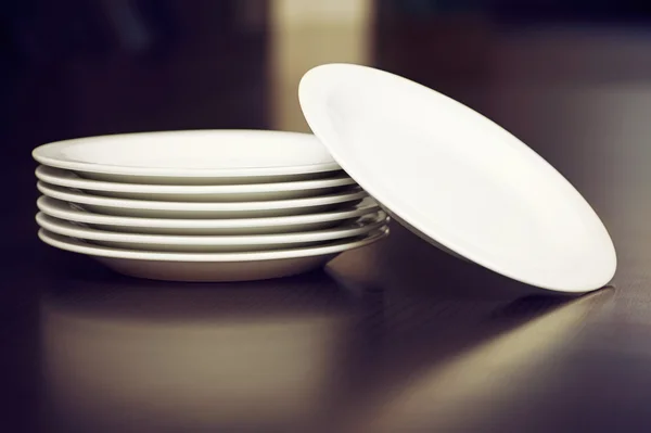 Тарелки на столе — стоковое фото