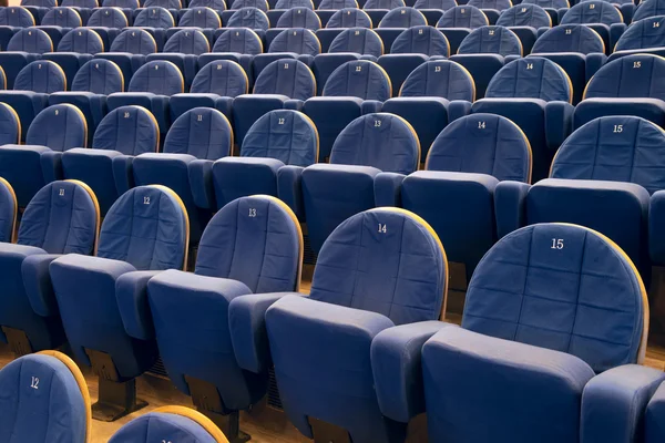 Linhas de cadeiras no cinema ou teatro — Fotografia de Stock