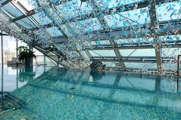 Zwembad op een dak van een high-rise gebouw — Stockfoto