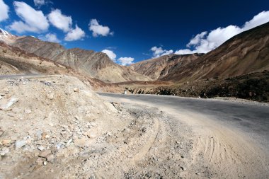 dağ yolunda. Himalayalar