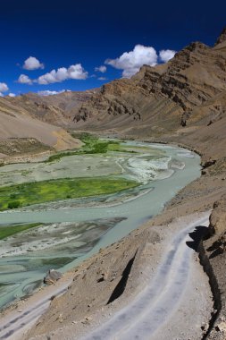 dağ manzarası ile nehir. Zanskar