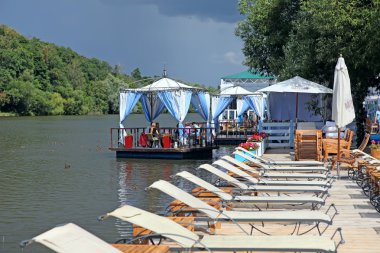 lounge koltukları karaya Moskova Nehri