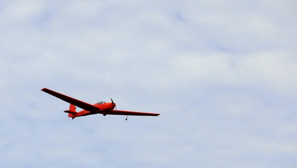 Красный самолет в полете — стоковое фото