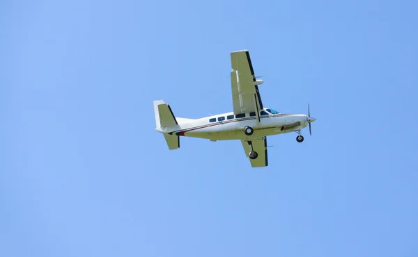 Невеликий турбогвинтовими літак — стокове фото