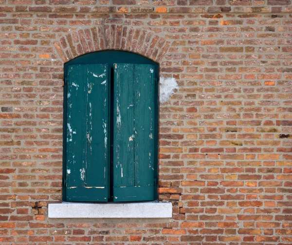Vecchia finestra in muro di mattoni — Foto Stock