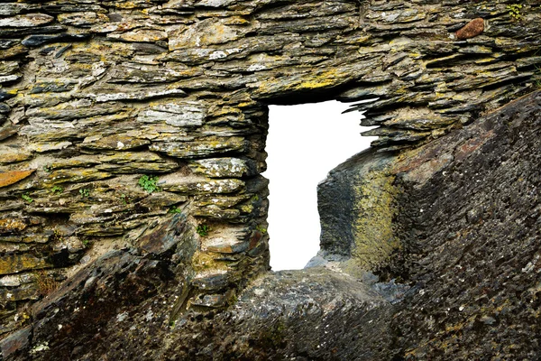 Окно в стене замка — стоковое фото