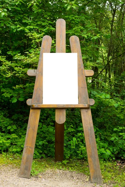 Stojan v lese — Stock fotografie