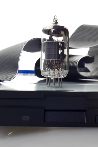 Дисковод и вакуумная электронная лампа — стоковое фото