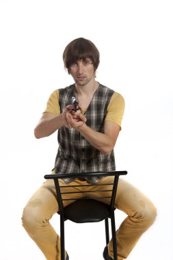 genç bir adam elinde bir tabanca ile