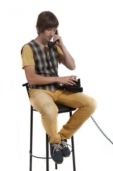 Un jeune homme avec un vieux téléphone dans vos mains — Photo