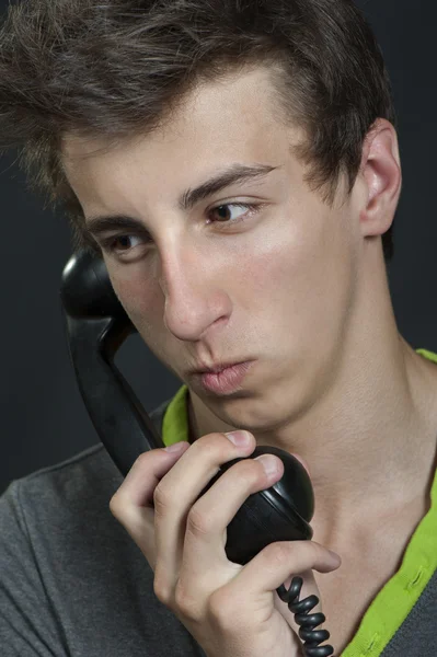 Un joven con un teléfono viejo — Foto de Stock