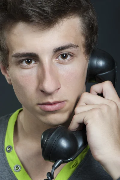Un jeune homme avec un vieux téléphone — Photo
