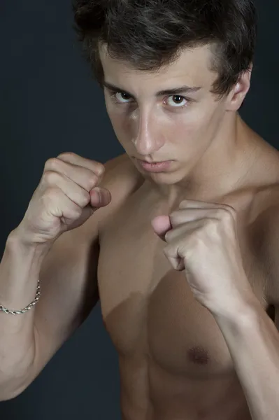 年轻小伙子拳击的姿势 — 图库照片