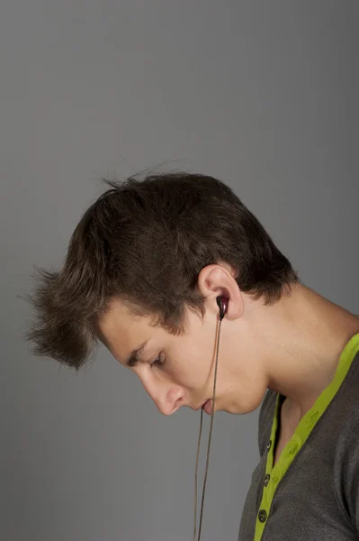 Ung man lyssnar på musik — Stockfoto