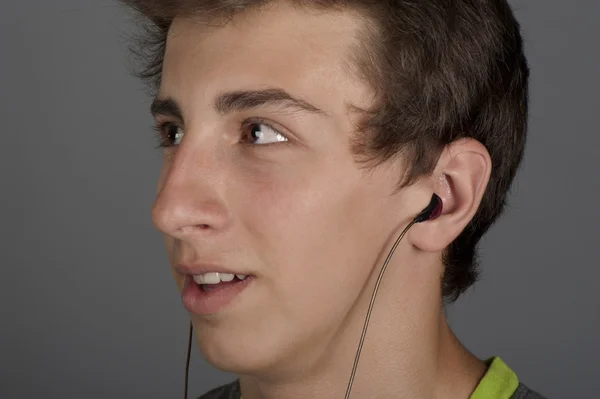Mladý muž poslouchá hudbu — Stock fotografie