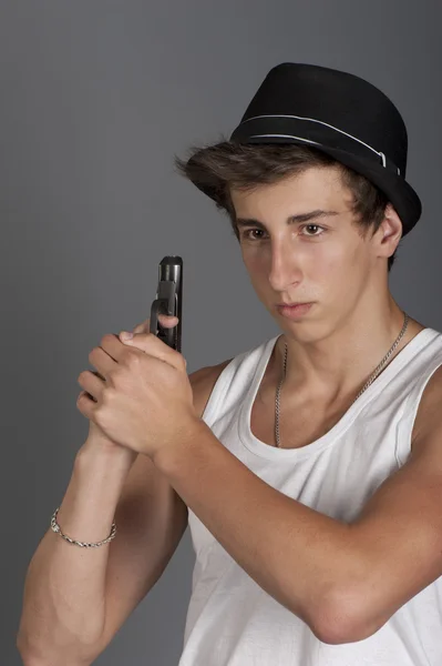 Молодий чоловік з пістолетом в руці — стокове фото