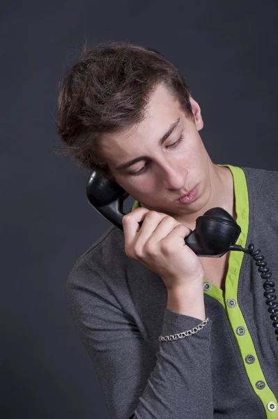Μια θλιβερή νεαρός μιλάει σε ένα παλιό τηλέφωνο — Φωτογραφία Αρχείου