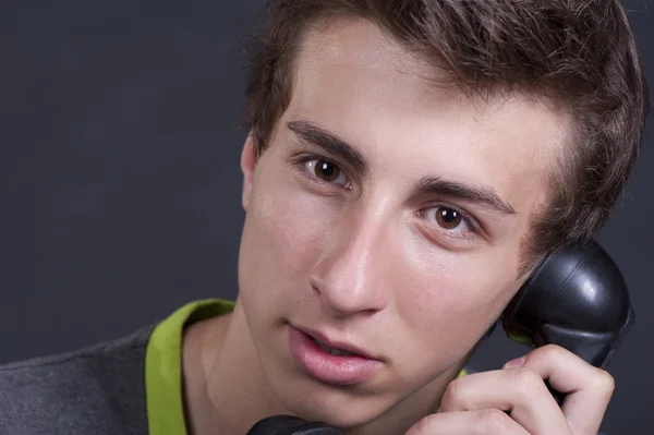 Fiatal srác beszélget a régi telefon — Stock Fotó