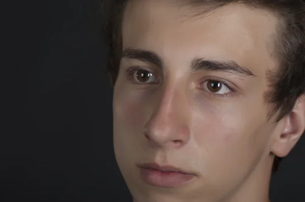 Porträt eines traurigen jungen Mannes — Stockfoto